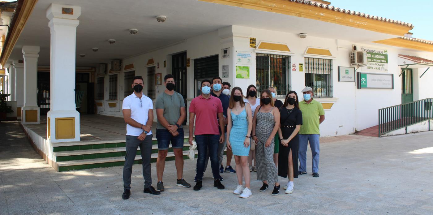 Representantes de la formación política acudieron al IES Sierra de Mijas para ofrecer esta rueda de prensa. FM. Romero Representantes de la formación política acudieron al IES Sierra de Mijas para ofrecer esta rueda de prensa. FM. Romero