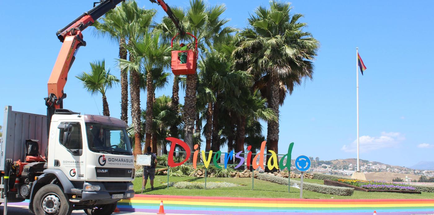 La base de la rotonda de la Diversidad se pinta con los colores de la bandera LGTBI.